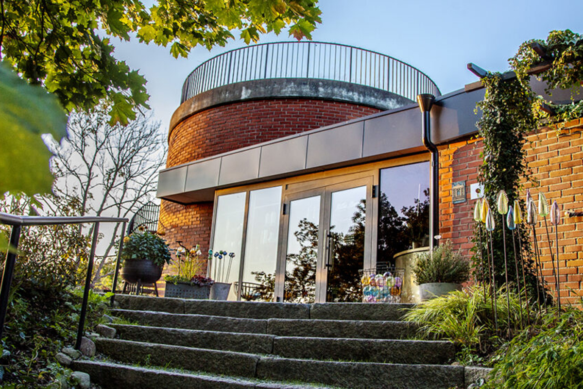 hyttan_kontakt_oppettider_1500x700-test